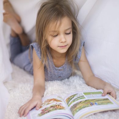 niña leyendo un cuento