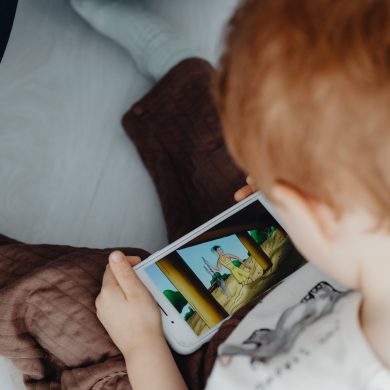 niño mirando un video en el movil