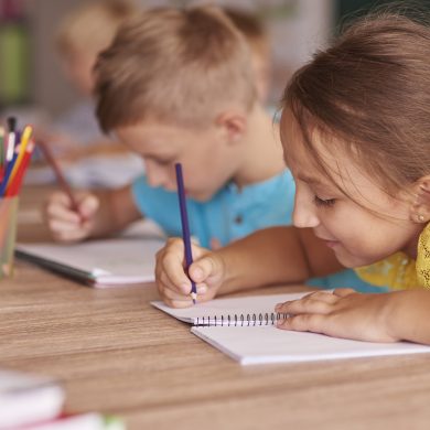 niños haciendo divisiones en clase